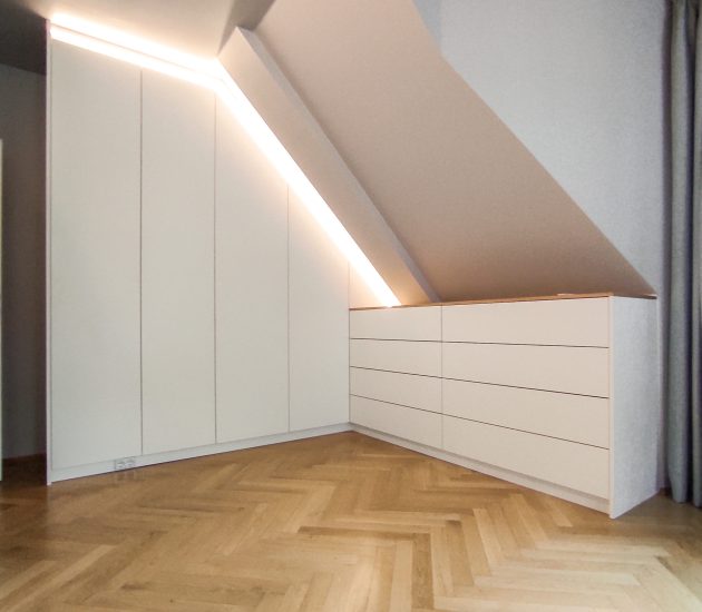 Dachschrägenschrank ums Eck mit LED Beleuchtung